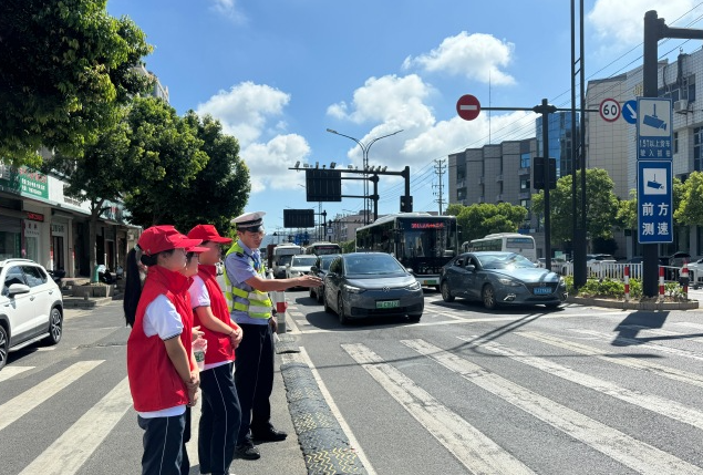 要抓紧孩子的手腕或许让