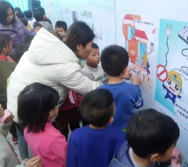 经过播映动画片和安排兴