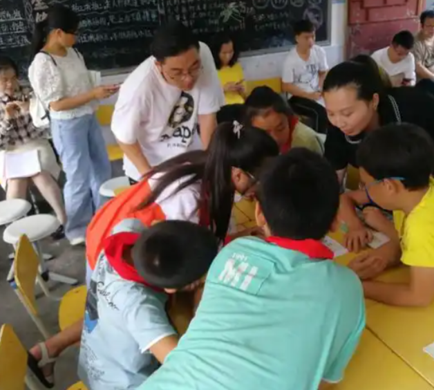 面临繁重的学业杂乱的压