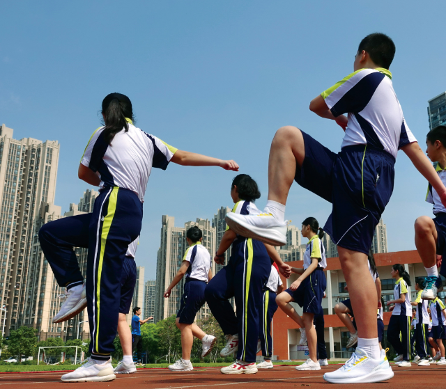 着力缩小城乡区域校际办