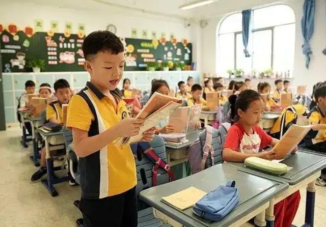 校园内的一切学生在享用