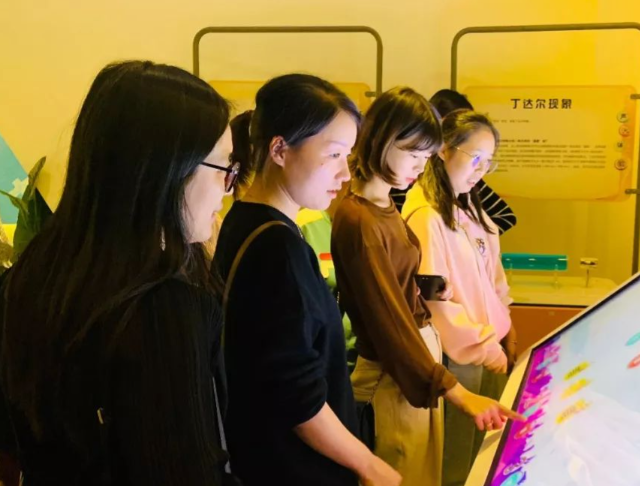 应着力提高对教育科技范