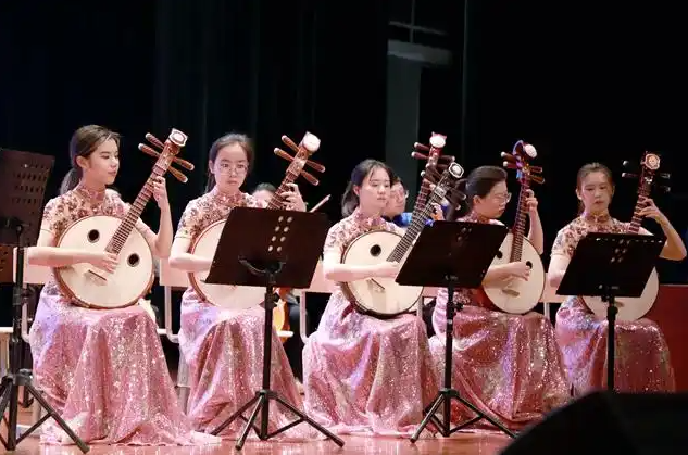学生参观学习优异剧院的