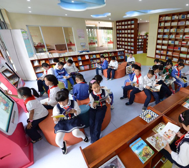 终于近距离才智了人工智能的技能小学的校园里孩子们欢呼雀跃