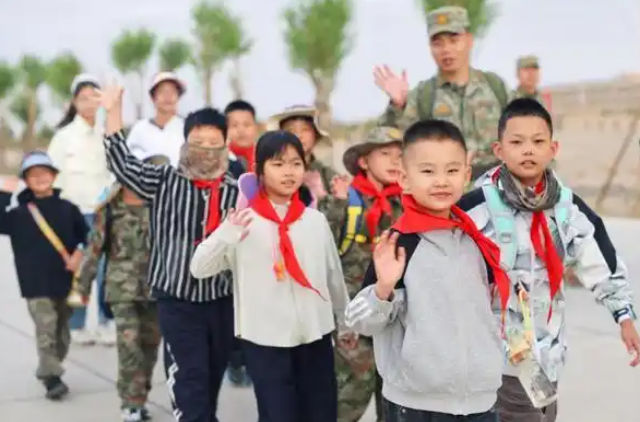 孩子们走进兵营沉溺式体