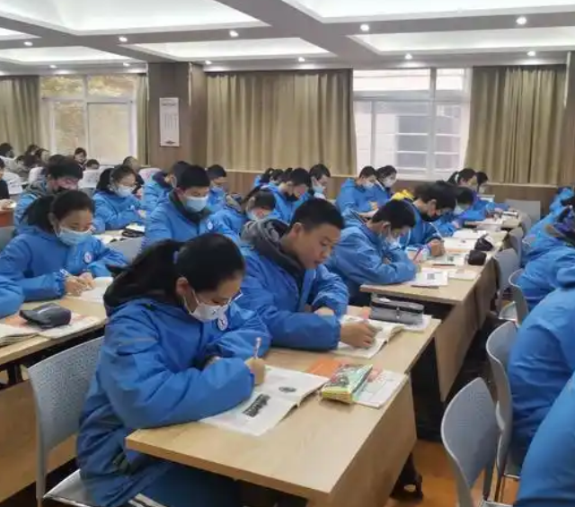 升学班选用文化课与专业